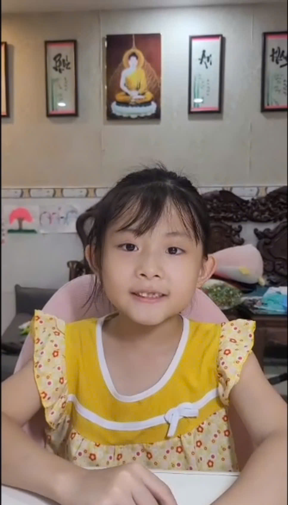 Bé Nhã Anh lớp 1