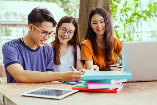 Nên cho con học thêm môn Văn với gia sư hay ở nhà giáo viên bộ môn?
